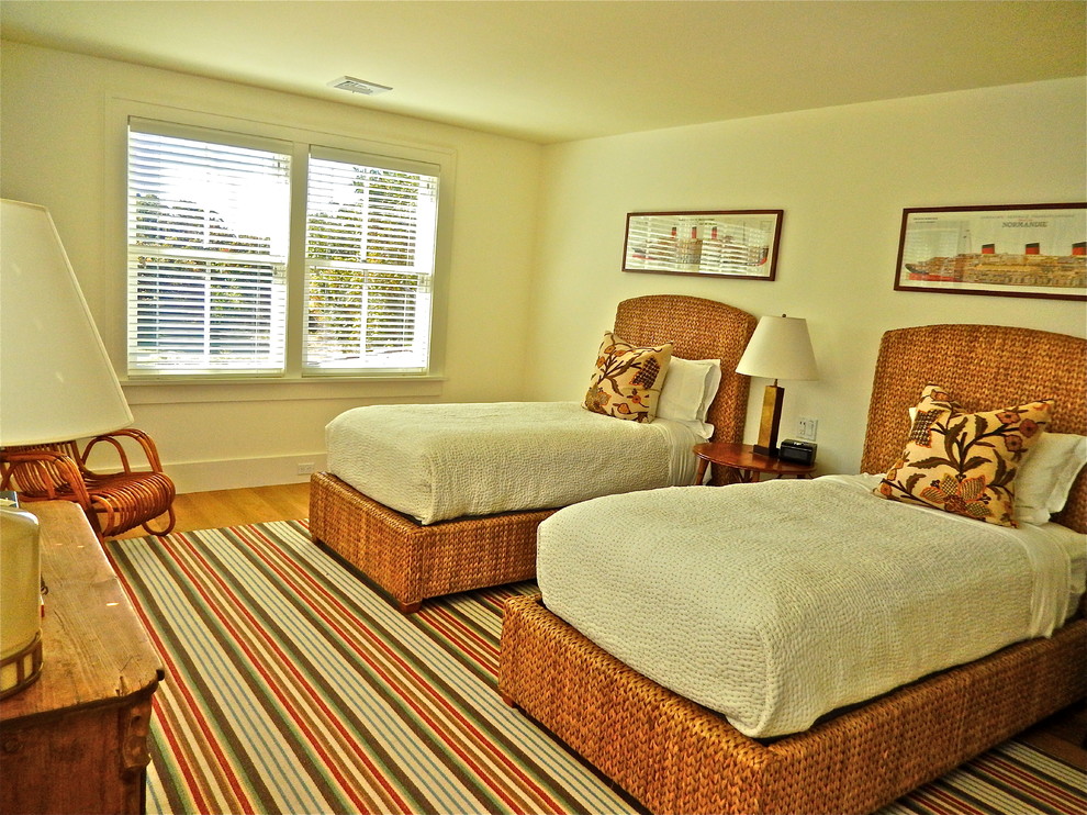 Immagine di una camera degli ospiti stile marino di medie dimensioni con pareti bianche, pavimento in legno massello medio e nessun camino