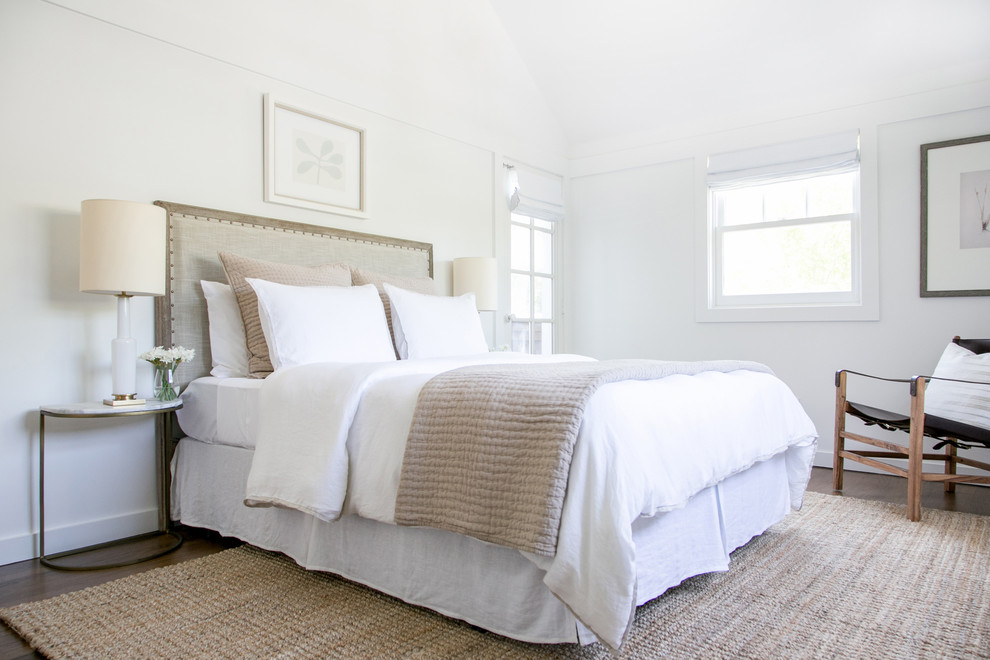 ニューヨークにある中くらいなトランジショナルスタイルのおしゃれな客用寝室 (白い壁、無垢フローリング) のレイアウト