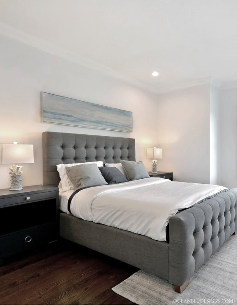 Источник вдохновения для домашнего уюта: большая хозяйская спальня в современном стиле с серыми стенами и темным паркетным полом