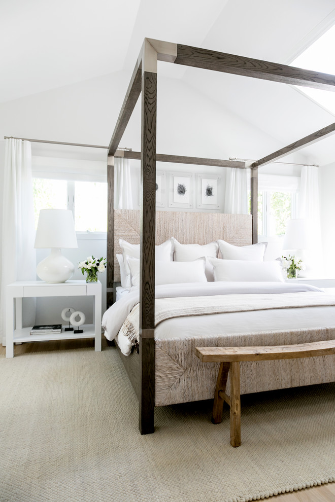 Foto de dormitorio principal costero de tamaño medio con paredes blancas
