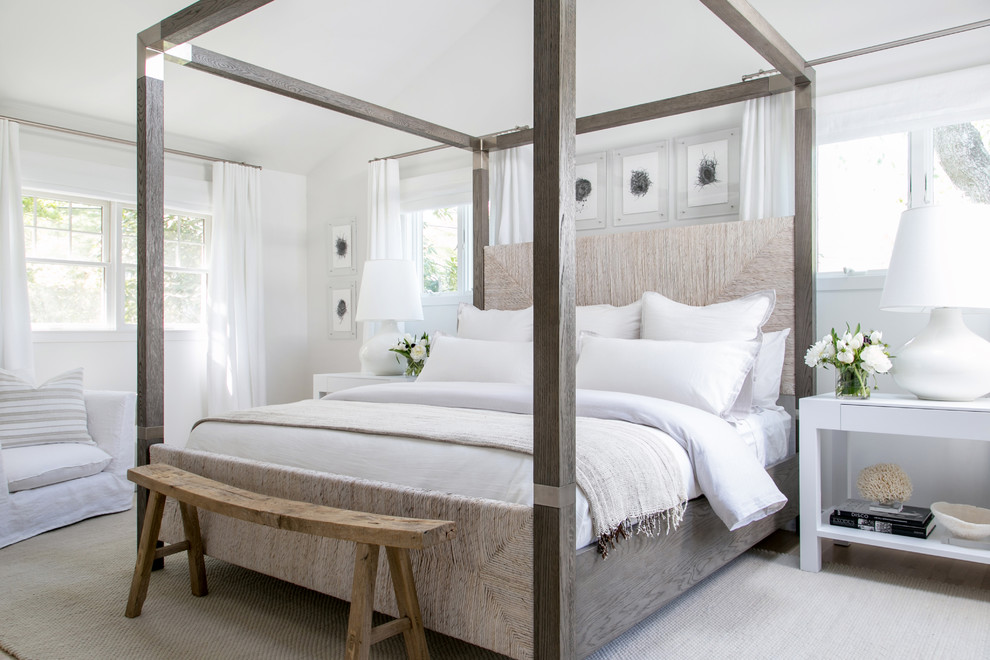 Источник вдохновения для домашнего уюта: хозяйская спальня среднего размера в морском стиле с белыми стенами