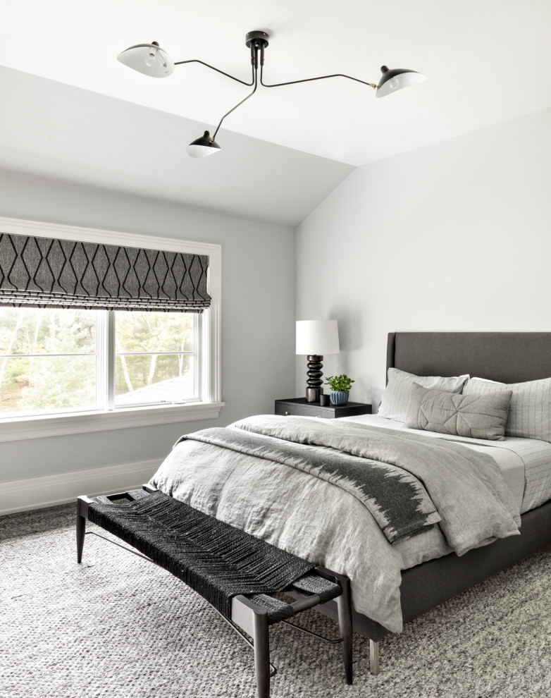На фото: хозяйская спальня среднего размера в стиле неоклассика (современная классика) с серыми стенами