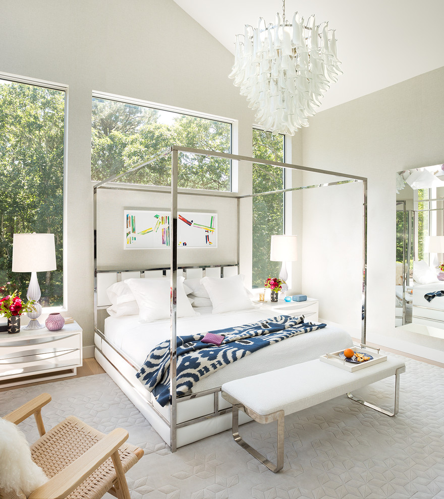 Foto di una camera da letto design con pareti beige, parquet chiaro e pavimento beige