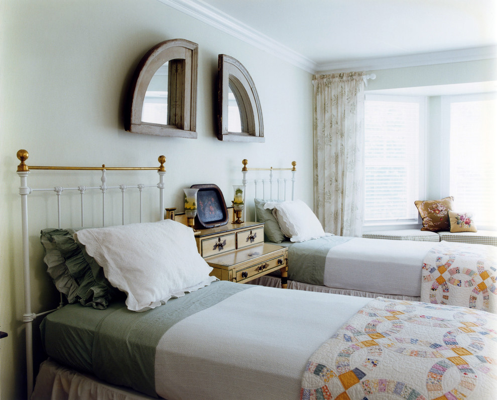 Foto de habitación de invitados costera grande sin chimenea con paredes verdes y moqueta