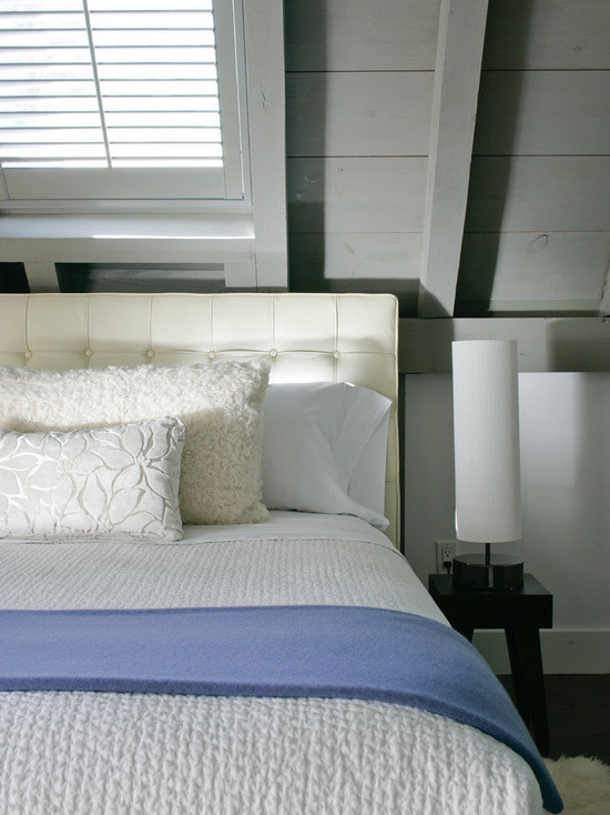Idee per una camera da letto stile loft country di medie dimensioni con pareti bianche e parquet scuro
