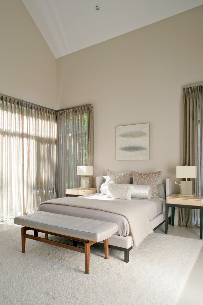 Пример оригинального дизайна: гостевая спальня среднего размера, (комната для гостей) в стиле кантри с бежевыми стенами, ковровым покрытием и тюлем