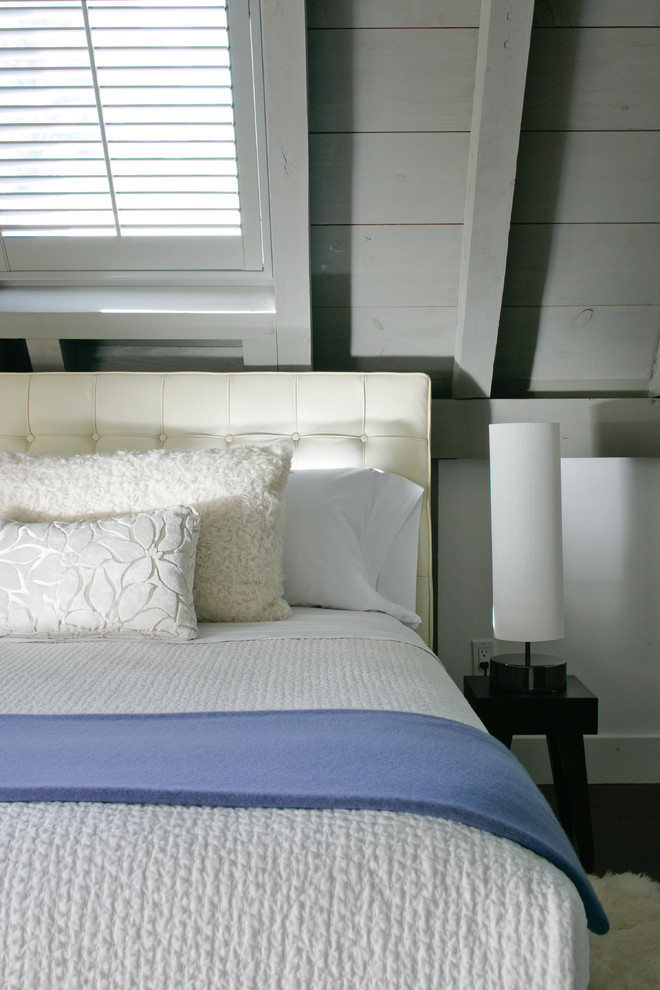 Свежая идея для дизайна: спальня среднего размера на антресоли в стиле кантри с белыми стенами и темным паркетным полом - отличное фото интерьера