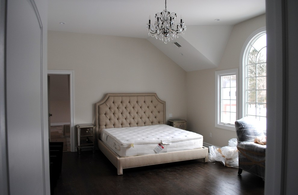 ニューヨークにある小さなトラディショナルスタイルのおしゃれな主寝室 (ベージュの壁、濃色無垢フローリング) のインテリア