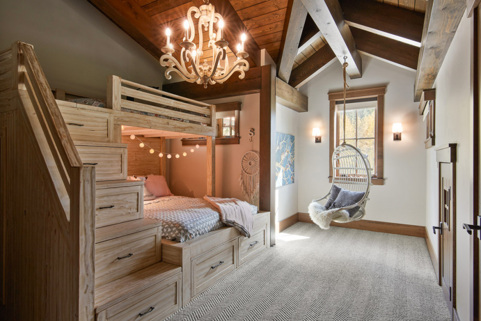 他の地域にある中くらいなラスティックスタイルのおしゃれな寝室 (カーペット敷き、白い壁、グレーの床、表し梁、三角天井、板張り天井) のインテリア