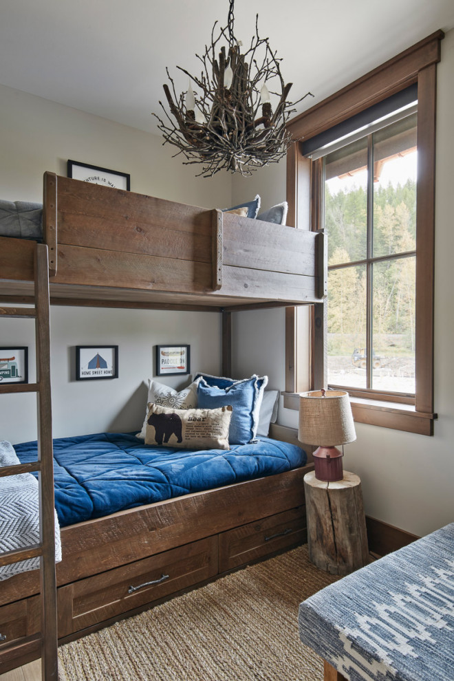 Ejemplo de habitación de invitados rústica pequeña con paredes beige, suelo de madera clara y suelo beige
