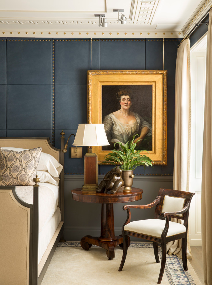 Ispirazione per una camera matrimoniale classica con pareti blu e parquet chiaro