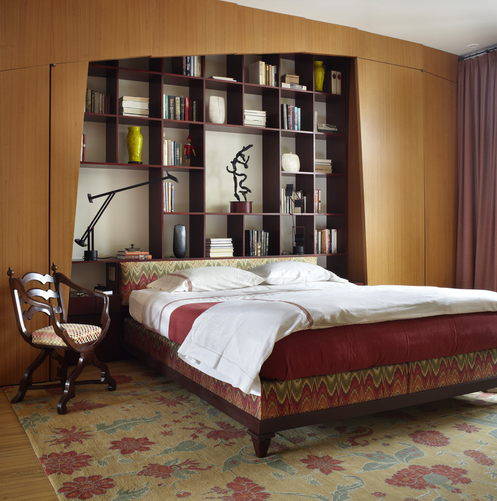 Esempio di una camera da letto minimal con pareti beige e pavimento in legno massello medio