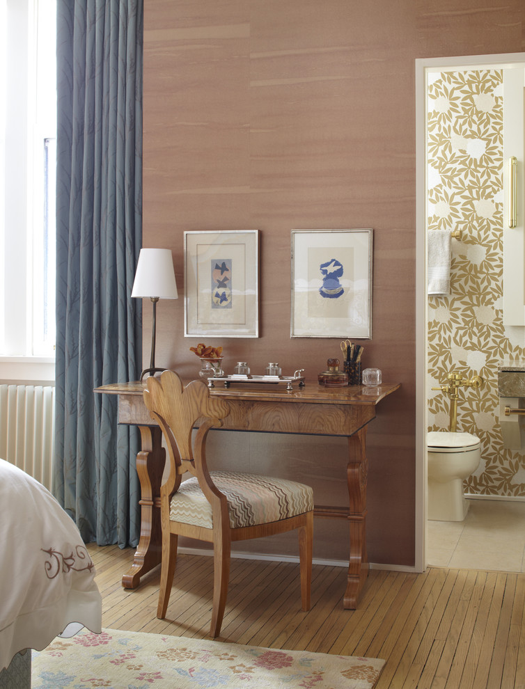 Imagen de dormitorio ecléctico con paredes marrones y con escritorio