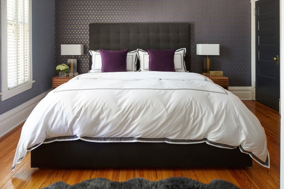 Exempel på ett klassiskt sovrum, med blå väggar, mellanmörkt trägolv och vitt golv