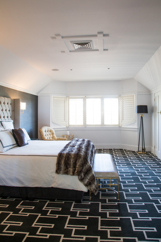 Пример оригинального дизайна: огромная хозяйская спальня в современном стиле с белыми стенами, ковровым покрытием и черным полом