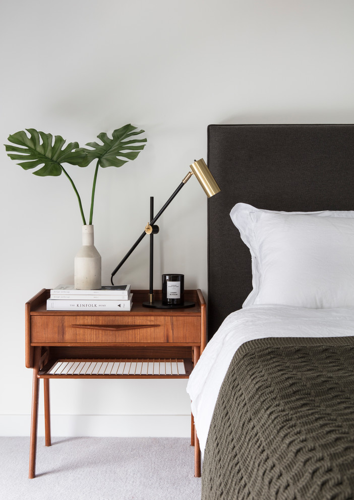 Свежая идея для дизайна: хозяйская спальня среднего размера в стиле ретро с белыми стенами, ковровым покрытием и серым полом - отличное фото интерьера
