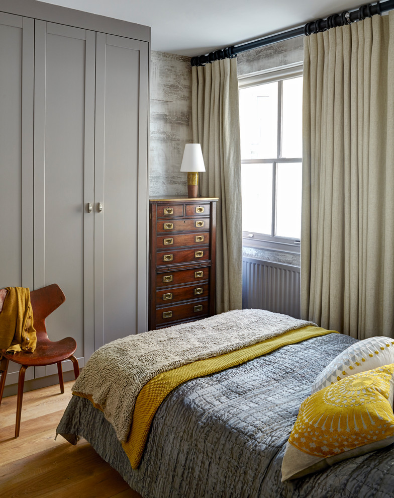 ロンドンにあるトランジショナルスタイルのおしゃれな寝室 (淡色無垢フローリング、グレーとクリーム色) のレイアウト