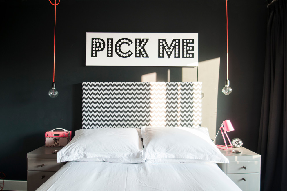 Cette photo montre une petite chambre parentale éclectique avec un mur noir.