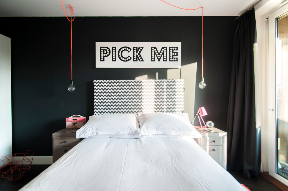 Стильный дизайн: спальня в стиле фьюжн с черными стенами, темным паркетным полом и акцентной стеной - последний тренд