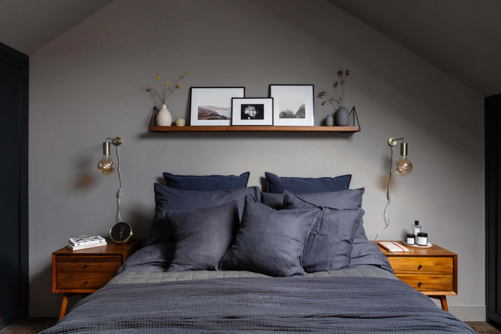 Источник вдохновения для домашнего уюта: хозяйская спальня среднего размера в стиле ретро с серыми стенами, паркетным полом среднего тона и коричневым полом