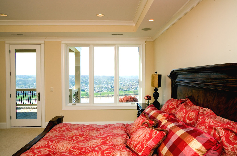 Пример оригинального дизайна: большая хозяйская спальня в классическом стиле с желтыми стенами и ковровым покрытием без камина