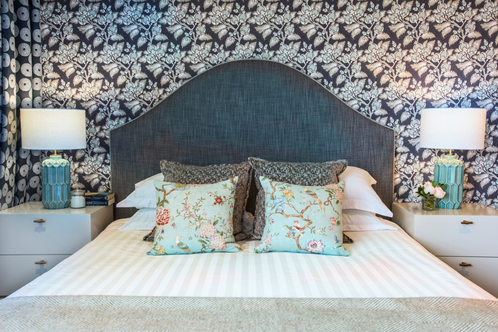 Пример оригинального дизайна: хозяйская спальня среднего размера в стиле фьюжн с разноцветными стенами, ковровым покрытием и зеленым полом