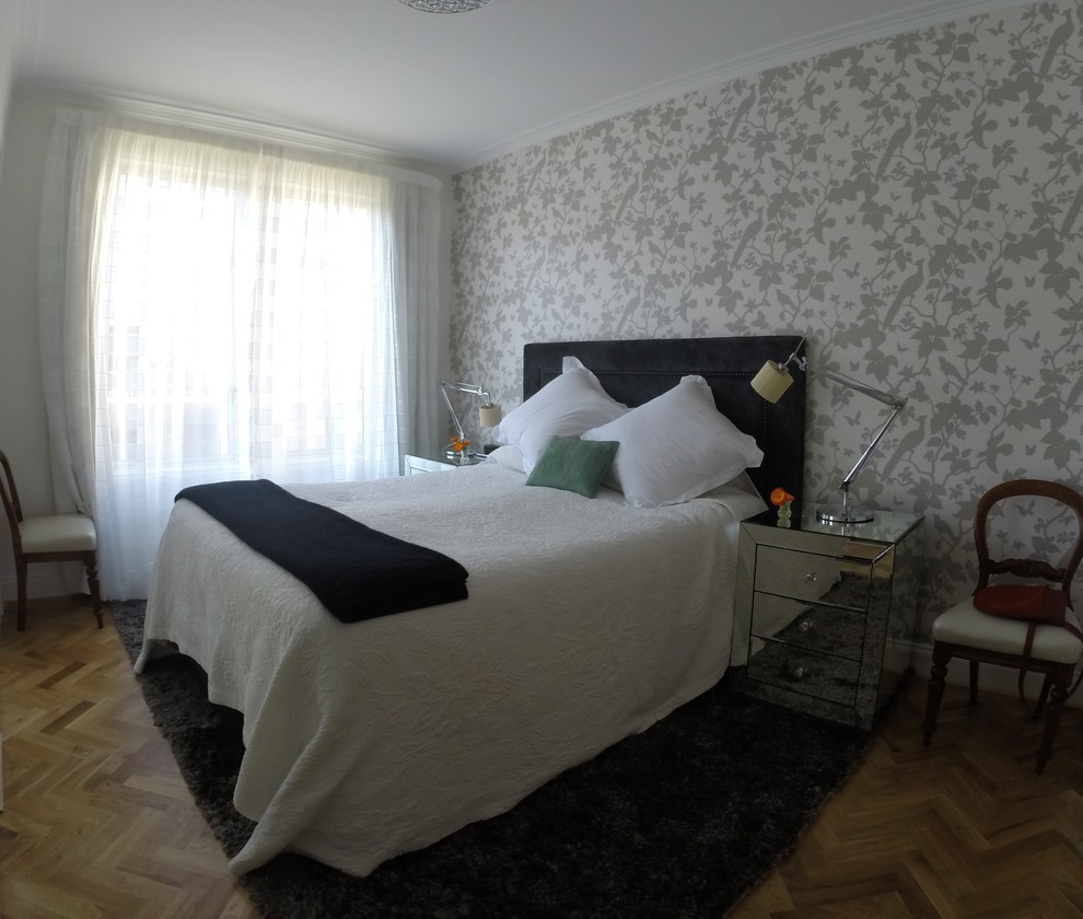 Стильный дизайн: хозяйская спальня среднего размера в классическом стиле с белыми стенами и паркетным полом среднего тона без камина - последний тренд
