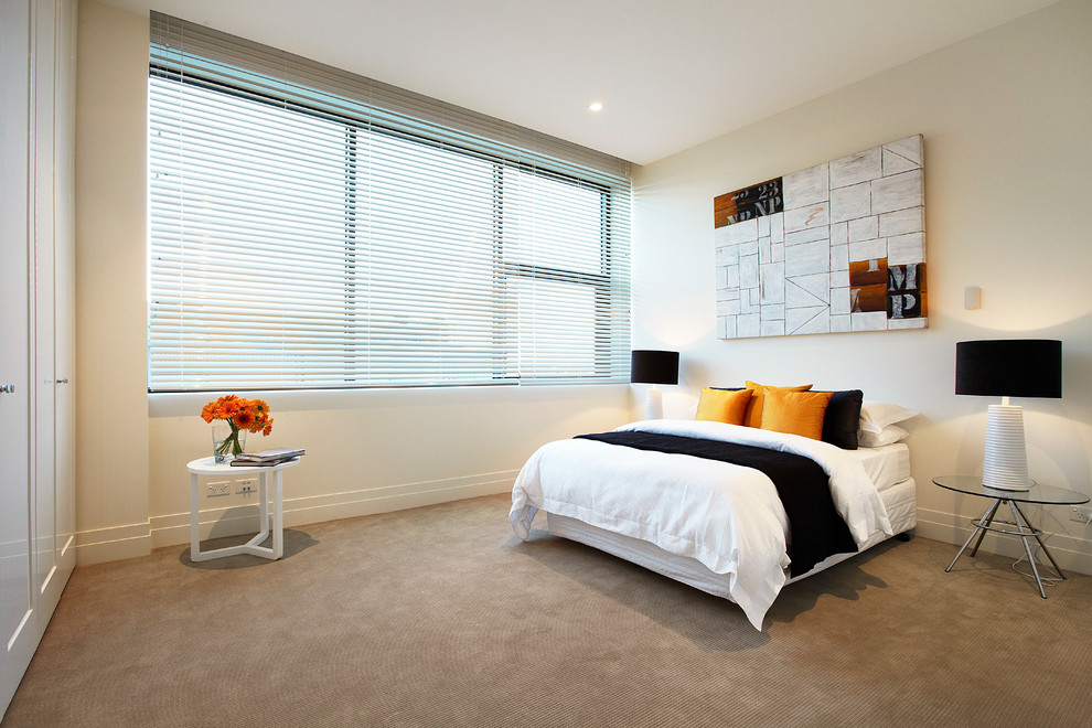 Пример оригинального дизайна: гостевая спальня среднего размера, (комната для гостей) в современном стиле с белыми стенами, ковровым покрытием и бежевым полом без камина
