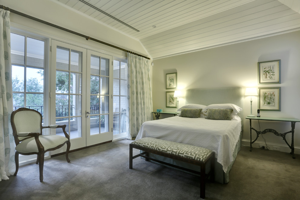 メルボルンにある広いおしゃれな主寝室 (グレーの壁、カーペット敷き、グレーの床)