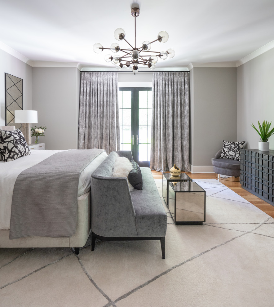 Klassisches Hauptschlafzimmer ohne Kamin mit grauer Wandfarbe, braunem Holzboden und braunem Boden in Sonstige