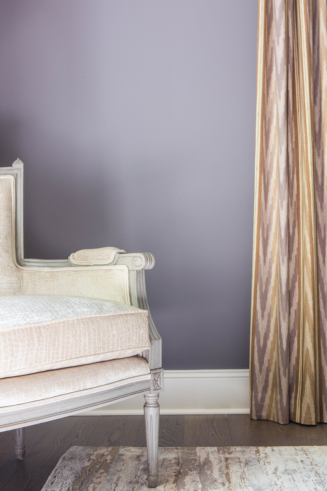 Inspiration pour une chambre parentale traditionnelle de taille moyenne avec un mur violet et parquet foncé.