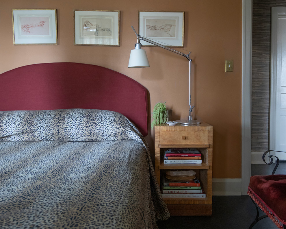 Идея дизайна: хозяйская спальня среднего размера в стиле фьюжн с оранжевыми стенами, ковровым покрытием и черным полом