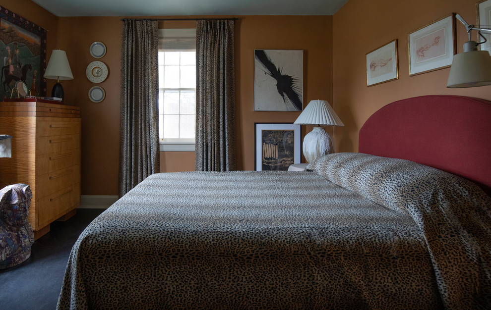 На фото: хозяйская спальня среднего размера в стиле фьюжн с оранжевыми стенами, ковровым покрытием и черным полом