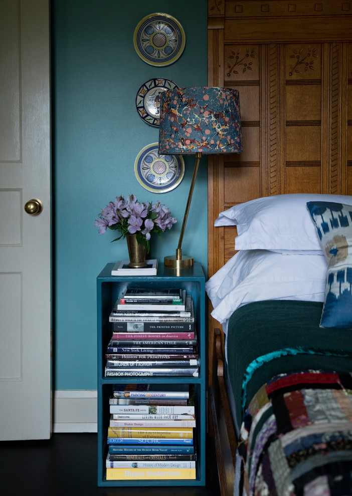 Идея дизайна: хозяйская спальня среднего размера в стиле фьюжн с синими стенами