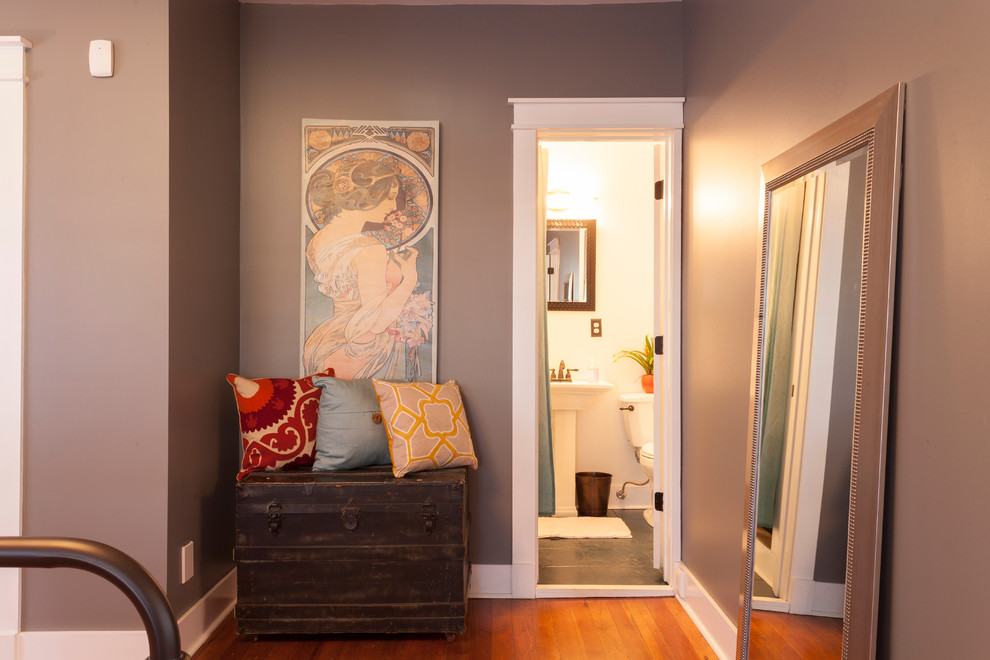 Aménagement d'une chambre parentale grise et rose éclectique de taille moyenne avec un mur gris et un sol en bois brun.