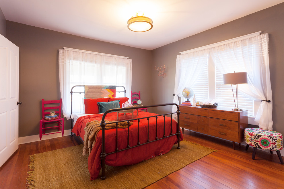 Mittelgroßes Stilmix Hauptschlafzimmer mit grauer Wandfarbe und braunem Holzboden in Nashville