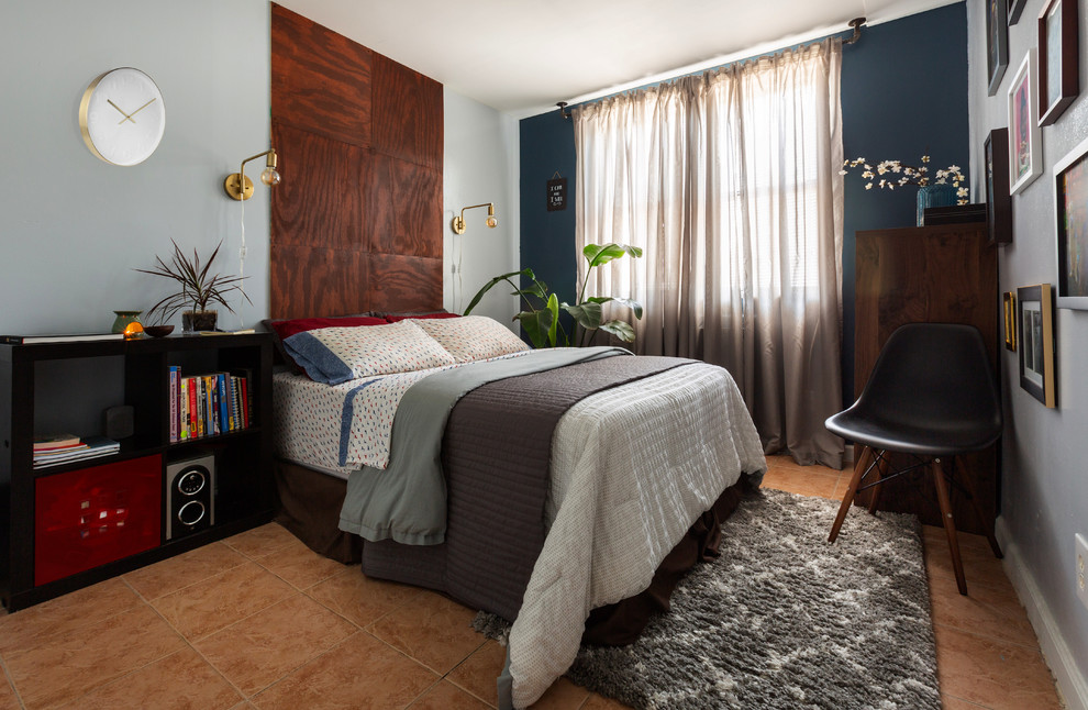 Пример оригинального дизайна: спальня среднего размера в стиле неоклассика (современная классика) с серыми стенами и коричневым полом без камина