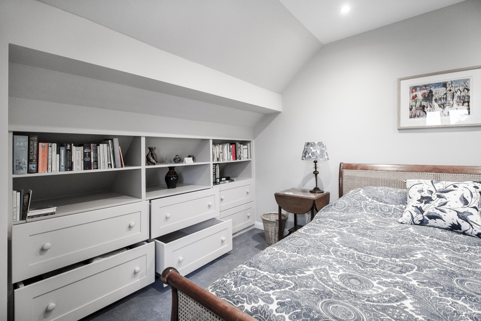 На фото: гостевая спальня среднего размера, (комната для гостей) в классическом стиле с серыми стенами, ковровым покрытием и синим полом без камина с
