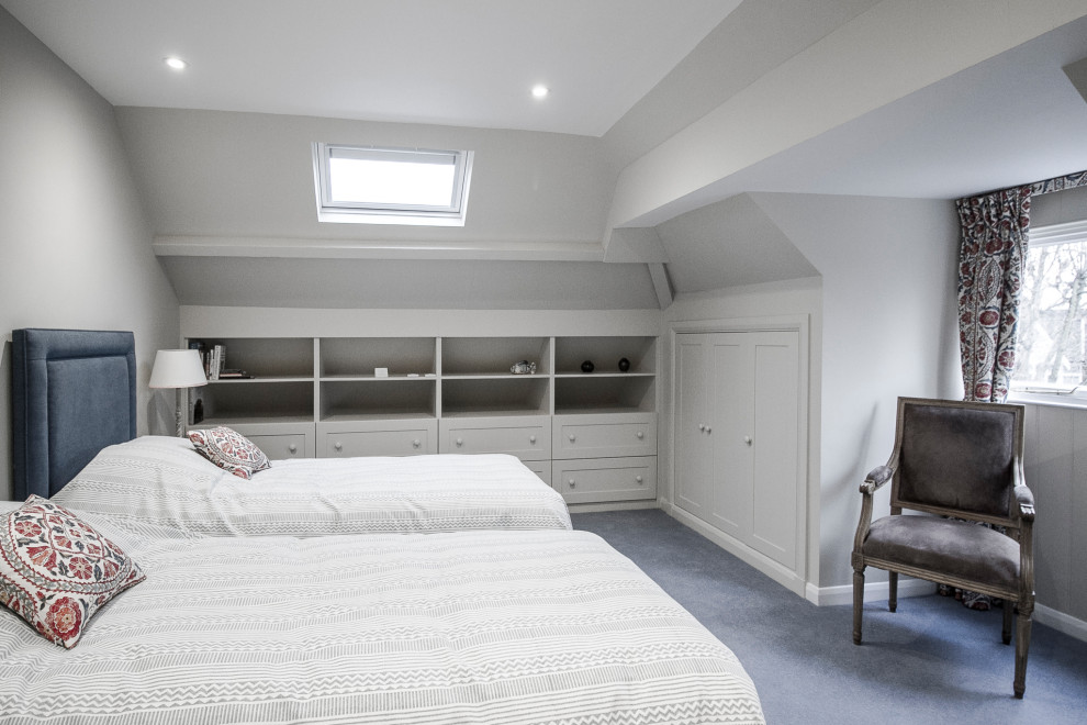 Пример оригинального дизайна: гостевая спальня среднего размера, (комната для гостей) в классическом стиле с бежевыми стенами, ковровым покрытием и синим полом без камина