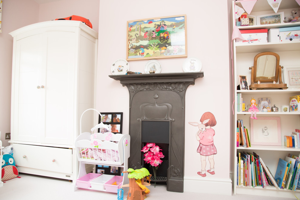 Inspiration pour une chambre avec moquette minimaliste de taille moyenne avec un mur rose, une cheminée standard, un manteau de cheminée en métal et un sol beige.