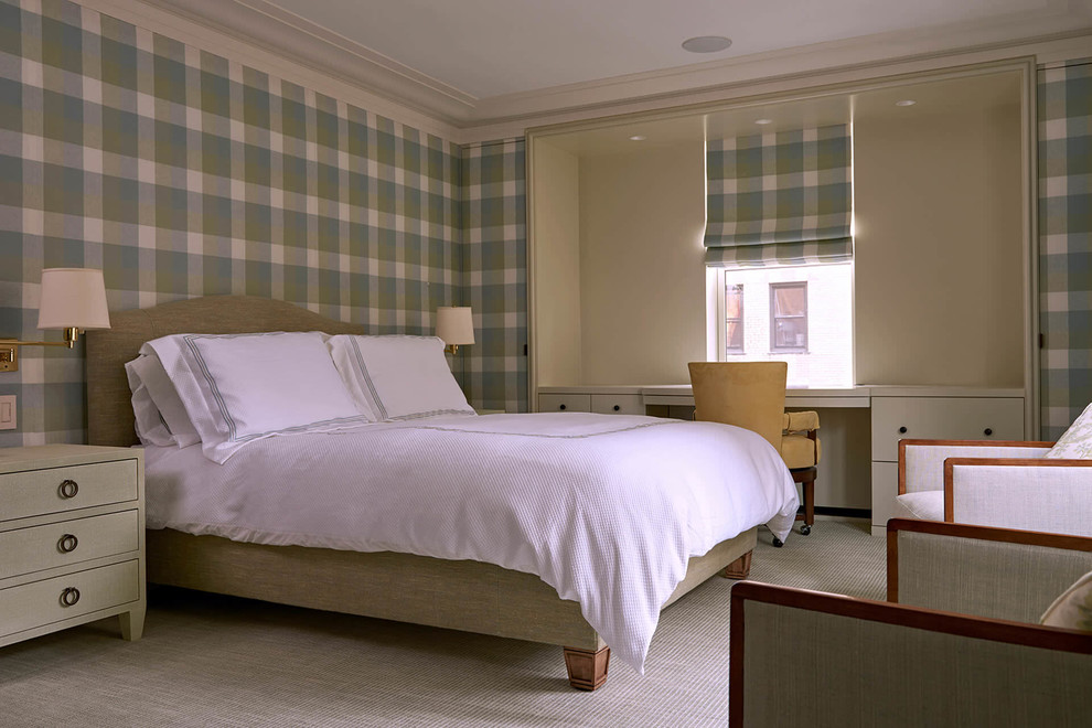Свежая идея для дизайна: хозяйская спальня среднего размера в классическом стиле с зелеными стенами, ковровым покрытием и белым полом без камина - отличное фото интерьера