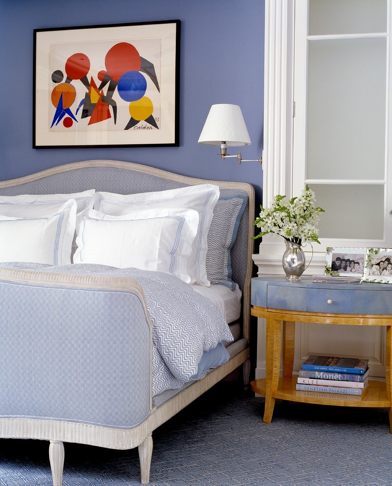 На фото: хозяйская спальня в стиле неоклассика (современная классика) с синими стенами и ковровым покрытием без камина