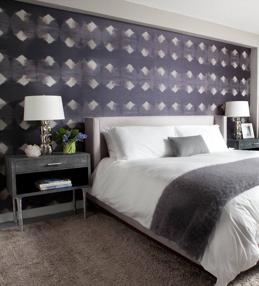 Свежая идея для дизайна: спальня: освещение в современном стиле с разноцветными стенами и ковровым покрытием - отличное фото интерьера