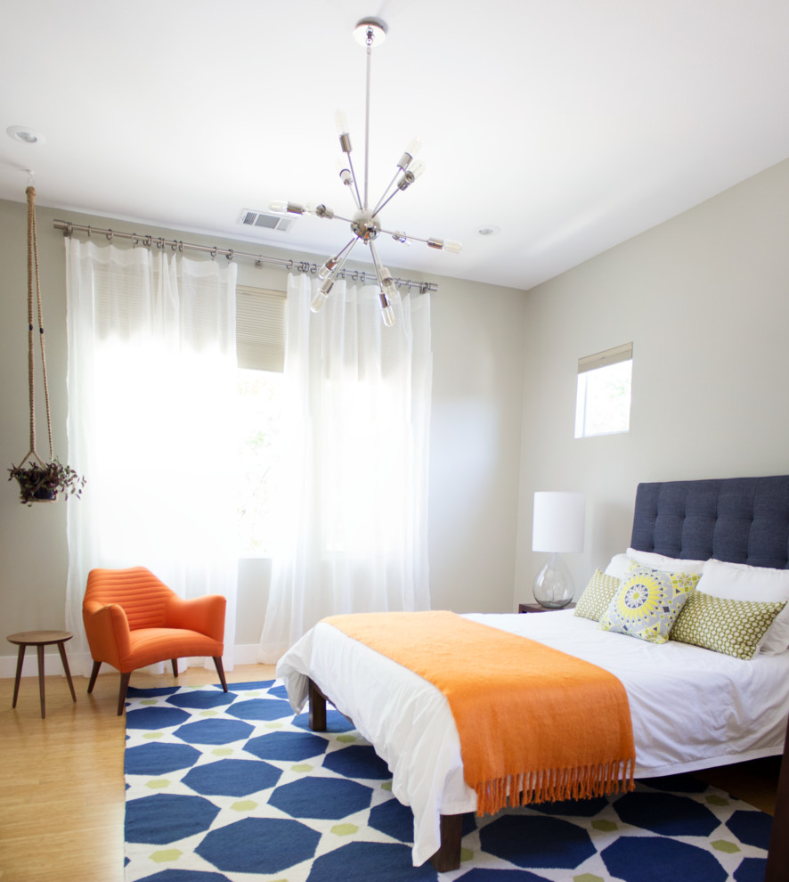 オースティンにあるミッドセンチュリースタイルのおしゃれな寝室 (淡色無垢フローリング) のレイアウト