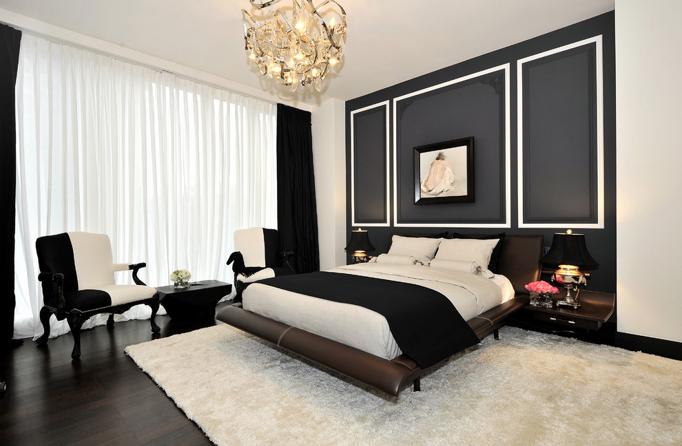 ニューヨークにある広いコンテンポラリースタイルのおしゃれな主寝室 (黒い壁、濃色無垢フローリング、暖炉なし、照明)