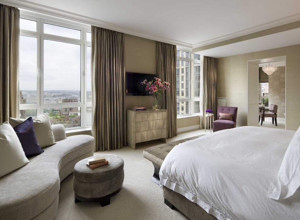 На фото: спальня в современном стиле с серыми стенами, ковровым покрытием и телевизором
