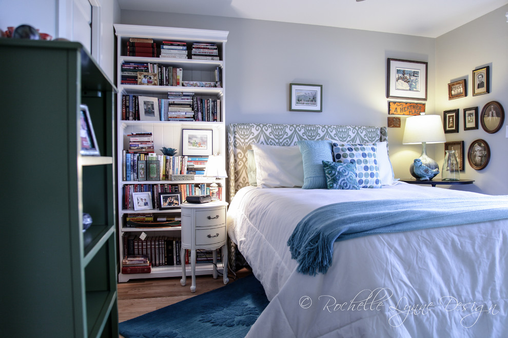 Foto de dormitorio principal clásico renovado pequeño sin chimenea con paredes grises y suelo de madera en tonos medios