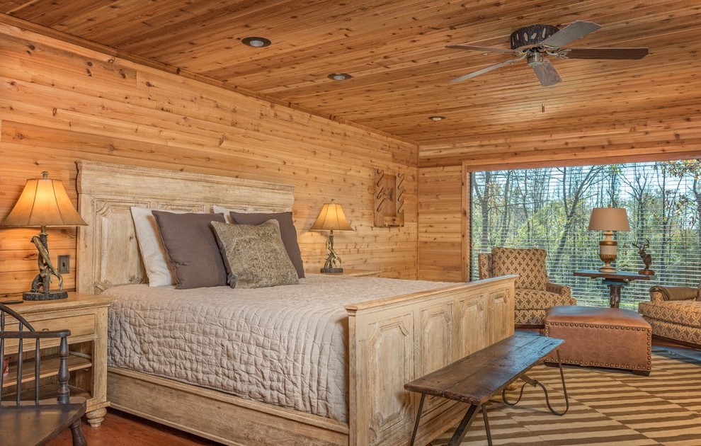Foto de dormitorio principal de estilo americano de tamaño medio con suelo de madera clara