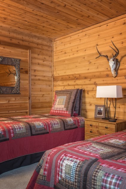 Пример оригинального дизайна: гостевая спальня среднего размера, (комната для гостей) в стиле фьюжн с ковровым покрытием