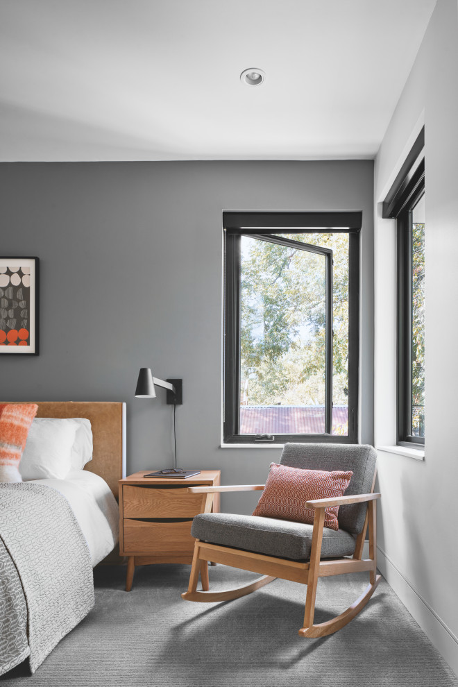 Großes Modernes Hauptschlafzimmer mit grauer Wandfarbe, Teppichboden und grauem Boden in Austin